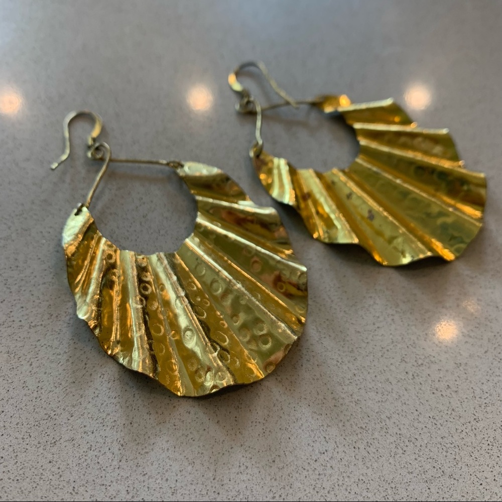 Gold wavy hoop earrings